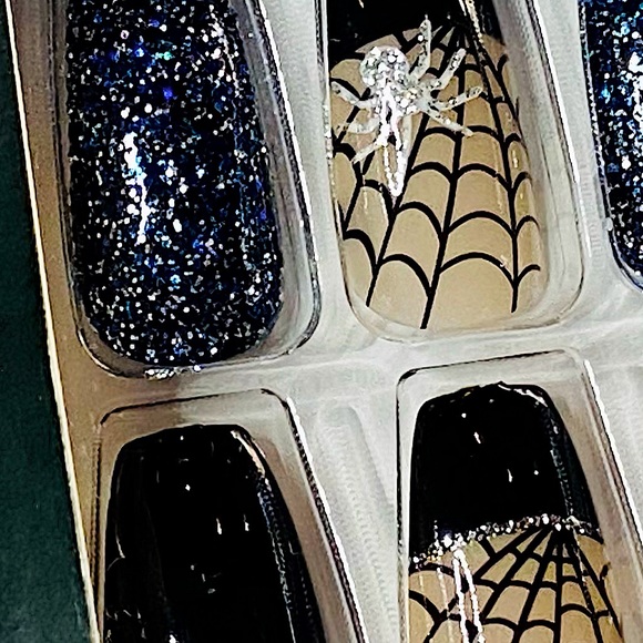🎃 🕷Kiss Special Edition GLOW IN THE DARK Acrylic Nails + B&BW pocket bac! 🕸🎃 - Picture 4 of 10